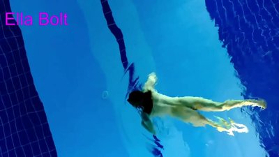 나는 보는 것을 멈출 수 없다, 젊은 금발이 ELLA BOLT 리조트 수영장에서 누드로 수영하다 적발